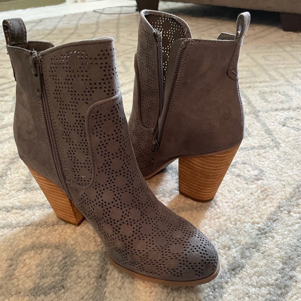 Gray botties